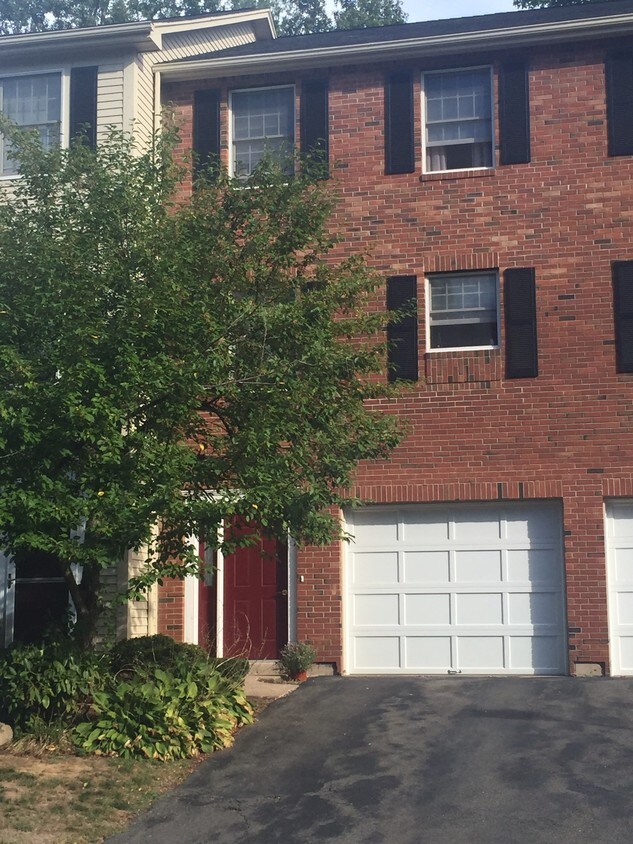 38 Crown Ridge, Newington, CT 06111 Townhome Rentals in Newington CT