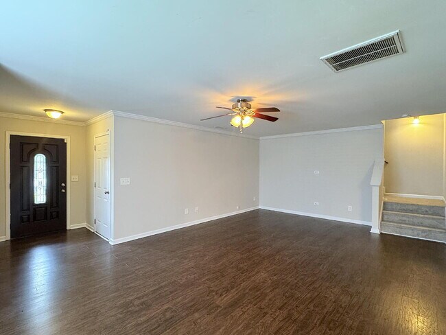 Foto del edificio - Spacious Three Bedroom Home in Churchill N...