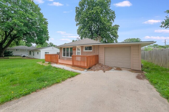 Building Photo - MAHOMET 2 BEDROOM, 1 BATHROOM NEWLY RENOVA...