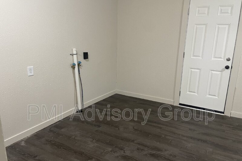 Primary Photo - 227 SE Pinecrest Dr