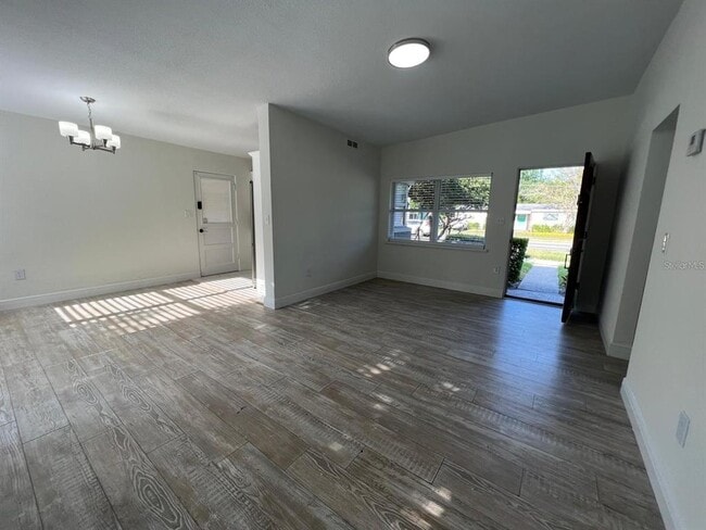 Foto del edificio - 5037 Lake Howell Rd