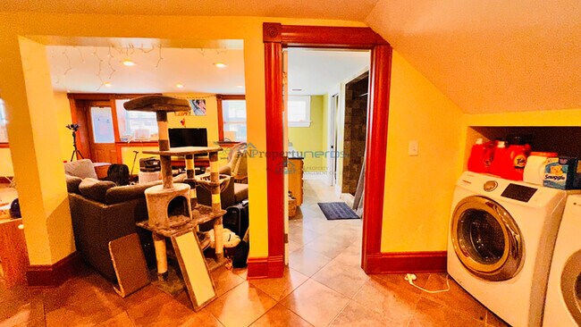 Building Photo - SPACIOUS AND BEAUTIFUL UNIT ABROAD FOR REN...
