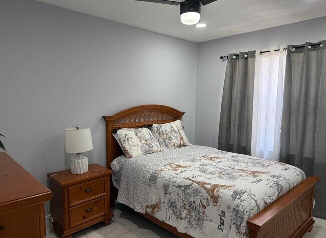 Foto del edificio - 1392 Riverside Cir