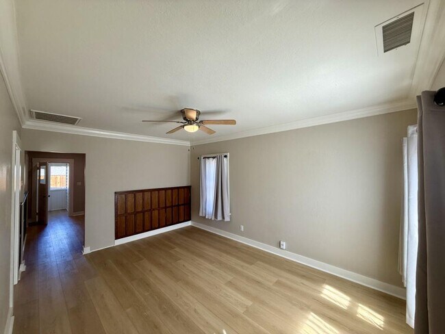Building Photo - 731 River Ave