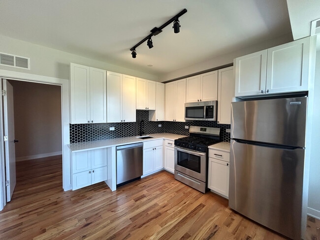 Building Photo - 648 W Wrightwood Ave