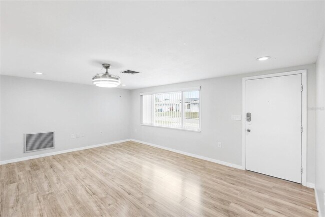 Foto del edificio - 5648 Saren Dr