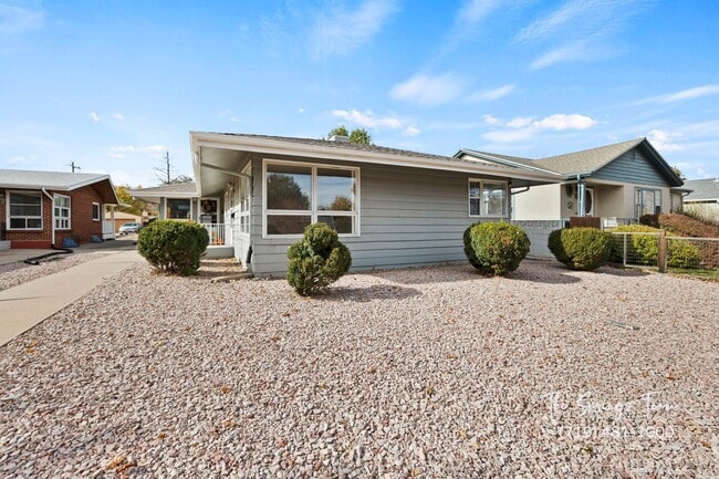 Building Photo - CHARMING WESTSIDE 2BD HOME with A/C