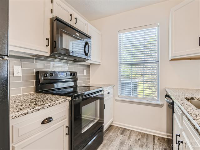 Building Photo - 8281 Golf Ridge Dr