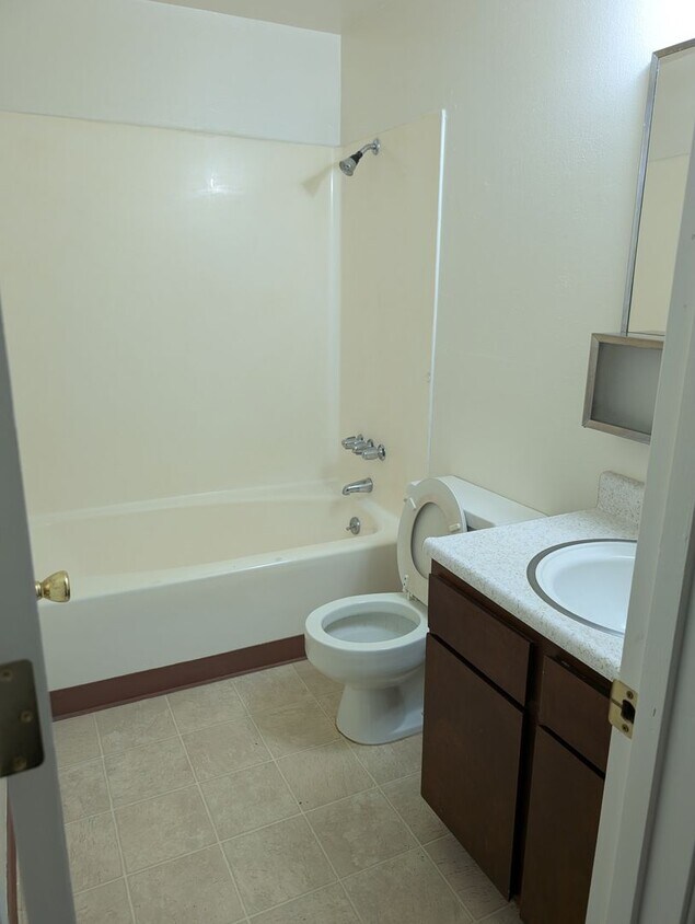 Foto del edificio - One Bedroom, One Bathroom Apartment - Loca...