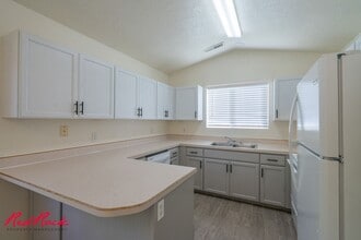 Building Photo - 441 Sunland Dr