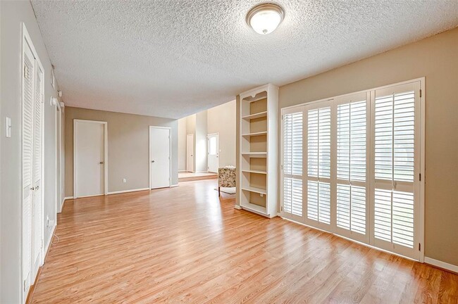 Building Photo - 9201 Westwood Village Dr