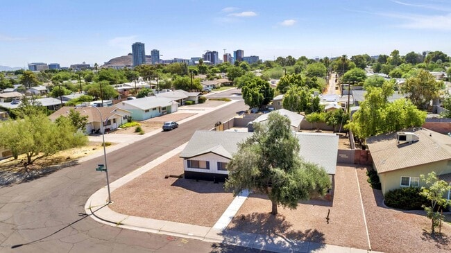 Building Photo - 1007 S Parkside Dr