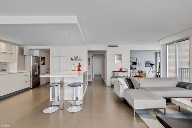Building Photo - 1 br, 1.5 bath Condo - 5855 N Sheridan Rd