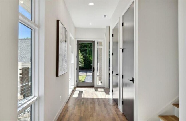 Building Photo - 536 Highland Ave NE