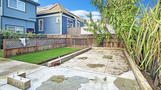 Building Photo - Well-maintained, Charming duplex – 3bd 2ba Upper-Level Unit