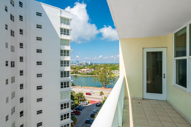 Vista al canal intercostero. - 5001 Collins Ave