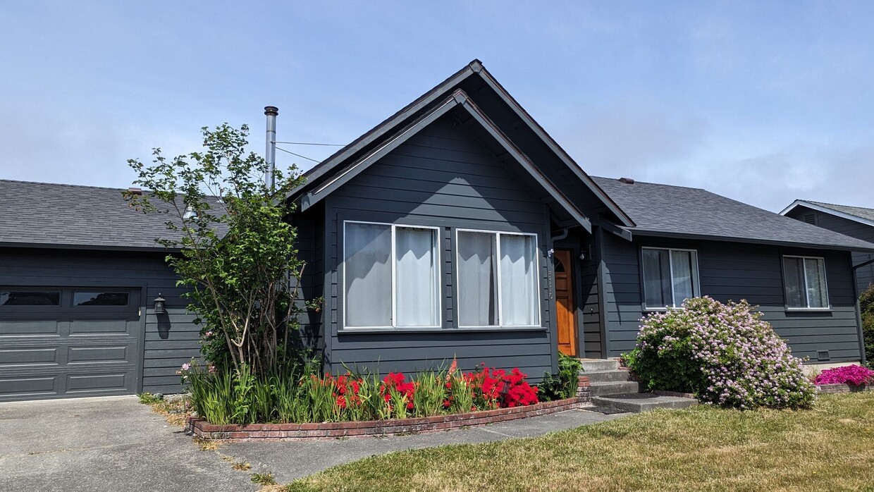 Primary Photo - Spacious 3/2 in quiet neighborhood