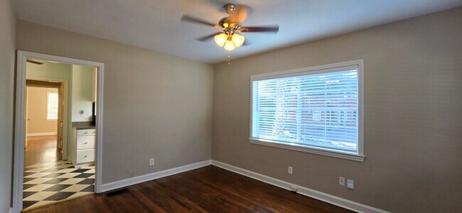 Building Photo - Riverside Downstair Apartment