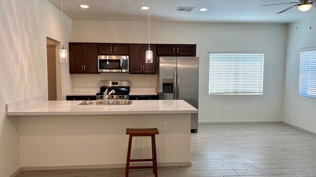 Foto del edificio - 1528 E Grovers Ave
