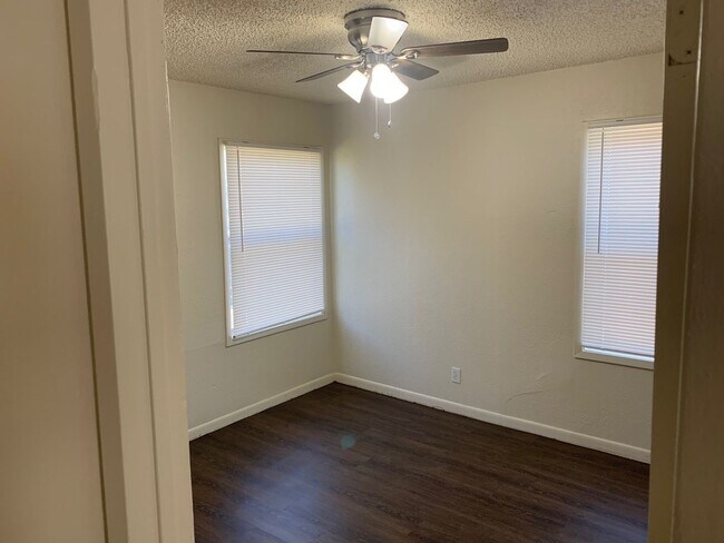 Foto del edificio - AVAILABLE NOW!!! Cozy 3/1/1/ in Arlington