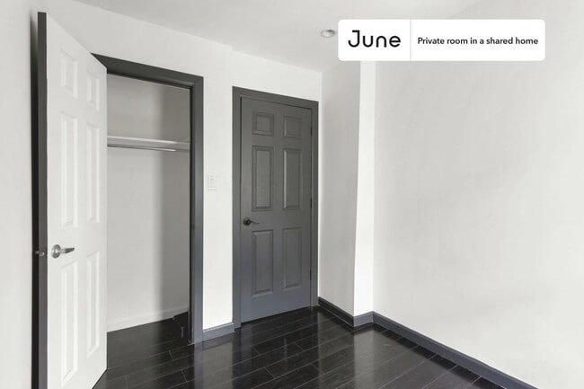 Building Photo - Private bedroom in 3 bed/1 bath Home