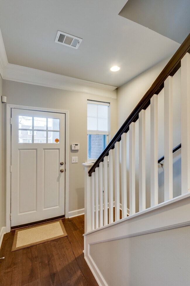 Building Photo - 820 Hillview Heights