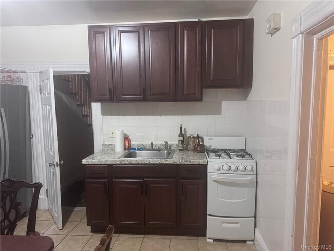 Building Photo - 72 Jerusalem Ave