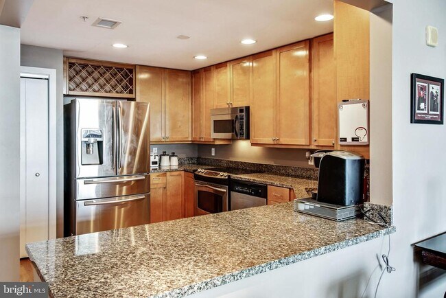 Foto del edificio - 717 S Christopher Columbus Blvd