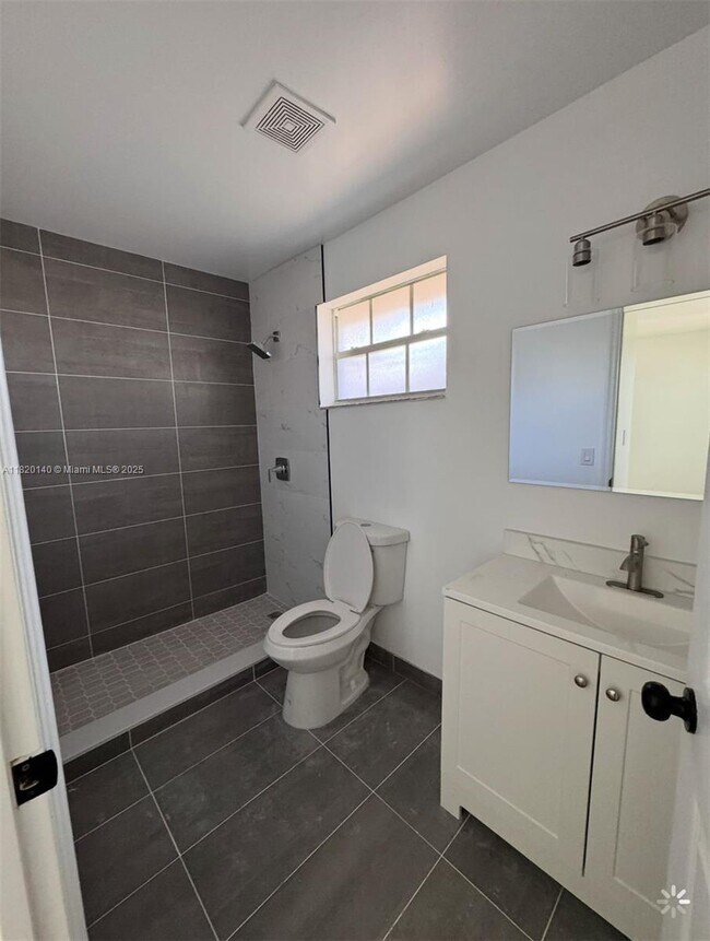 Building Photo - 3 bedroom in Hallandale FL 33009