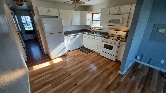 Foto del edificio - Cute 2 Bedroom House with detached garage