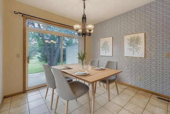 Building Photo - Rare 3bed 3bath Townhome in Rosemount