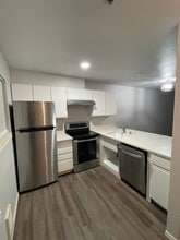 Building Photo - 2711 W Maplewood Ave