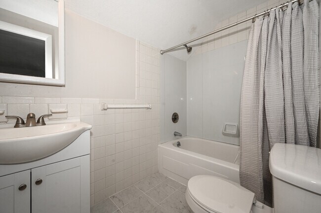 Building Photo - 173 Millwood St