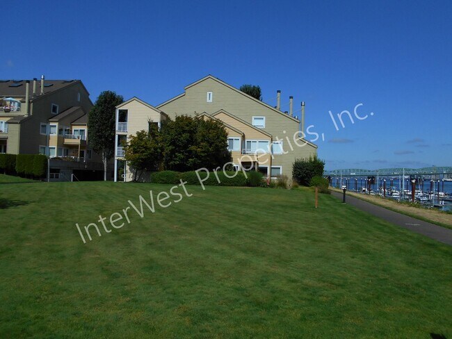Foto del edificio - 2 BD Condo with River View, washer/dryer, microwave and W/S/G&L included.