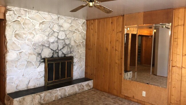 Building Photo - Spacious 5+bd/2.75 bath home on WWU bus route