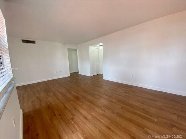 Foto del edificio - 10211 Fontainebleau Blvd