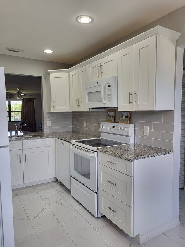 Primary Photo - Updated Condo~2 Beds/2Baths~Screened in Ba...