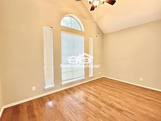 Foto del edificio - Beautiful Two-Story Home with Space, Comfo...