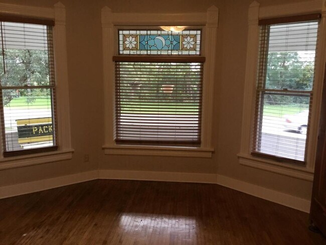 Foto del edificio - 204 Bluff St. Apt. 1F