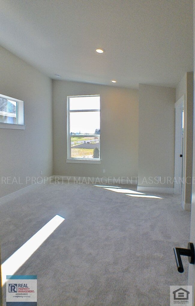 Building Photo - Live in Luxury: Stunning 3-Bed, 2.5-Bath H...