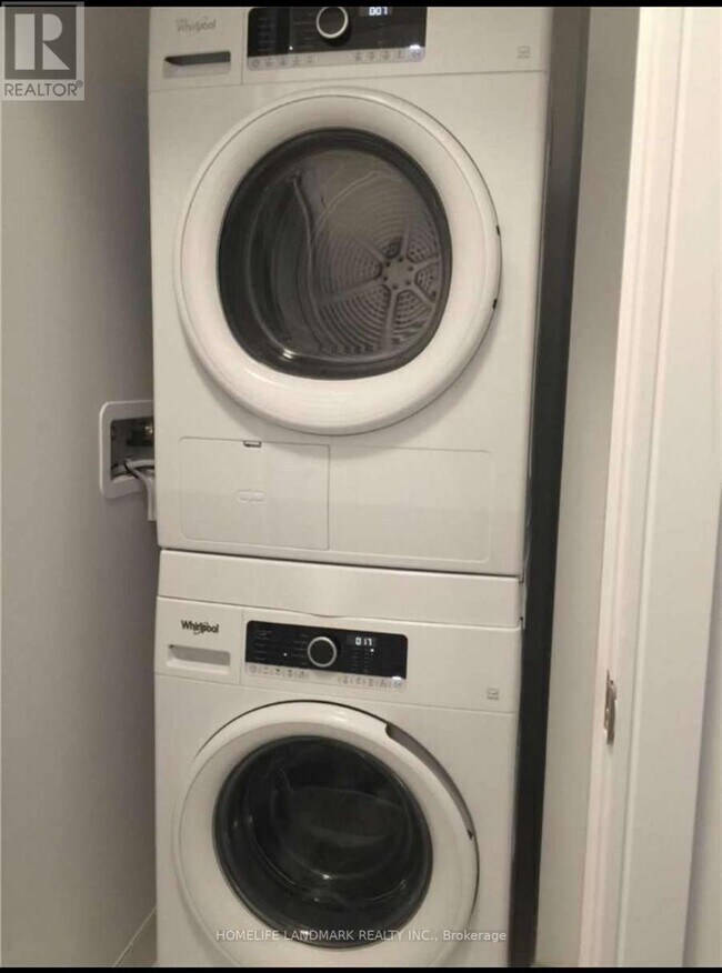 Photo du bâtiment - 275 Village Green Square