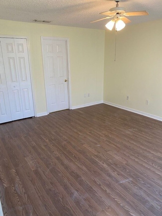 Building Photo - Like new 4/2/2 with screened in porch! Loc...