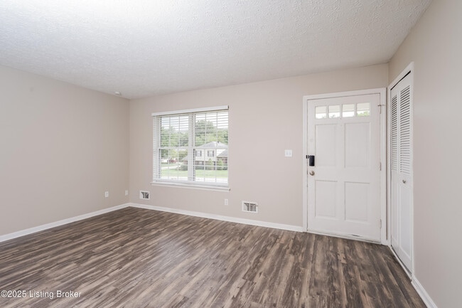 Foto del edificio - 8204 Rochelle Rd