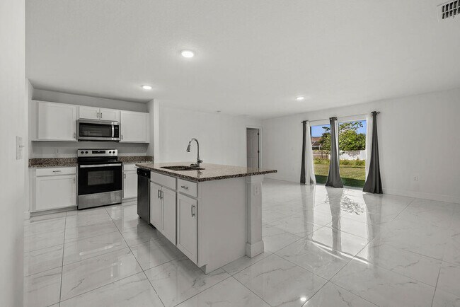 Building Photo - 362 NW Bayshore Blvd