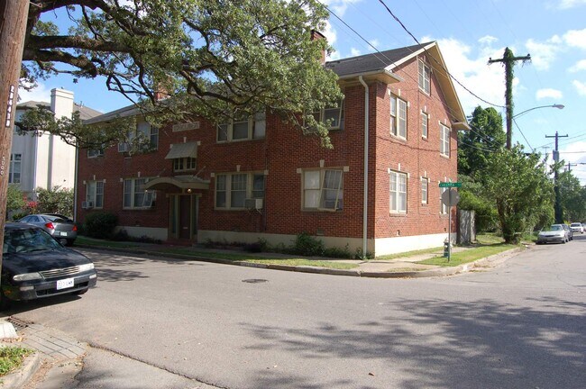 Foto del edificio - 719 Chelsea Blvd