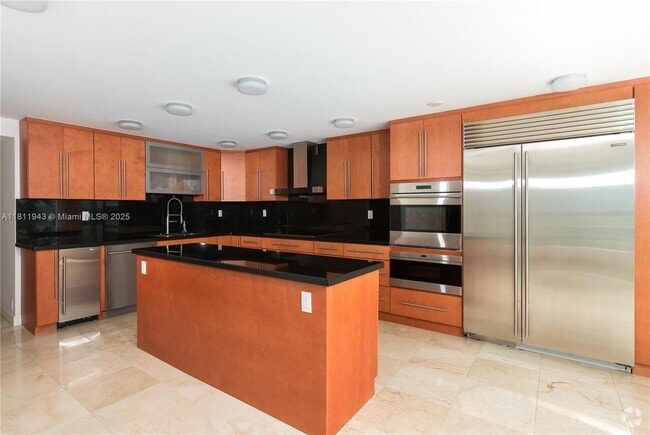 Building Photo - 400 S Pointe Dr