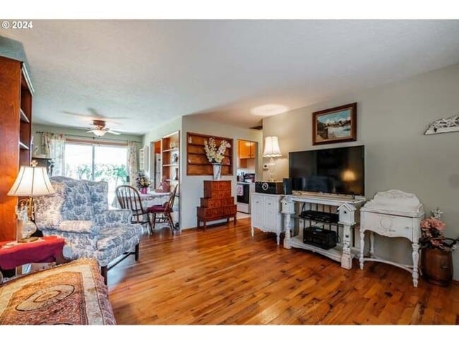 Building Photo - Charming 2BR House in Woodburn
