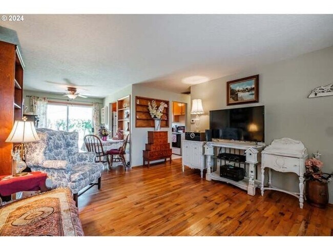 Foto del edificio - Charming 2BR House in Woodburn