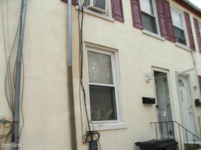 Building Photo - 2 br, 1 bath Townhome - 827 N Madison St