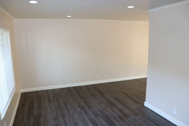 Foto del edificio - End unit 3 bedroom Townhouse Near Andrew H...